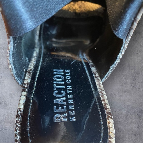 Kenneth Cole Reaction neutral snakeskin Fridah Fly Peep Toe Booties size-6.5 - Picture 6 of 10